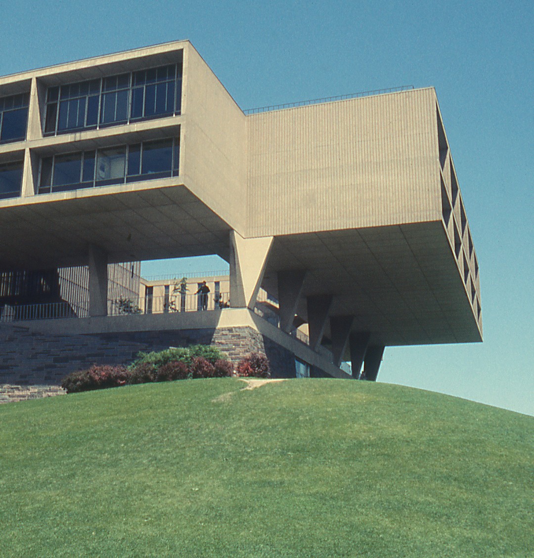 Milwaukee Art Center, Saarinen building, 1957. Milwaukee Art Museum, Institutional Archives. 